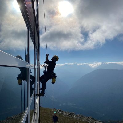 Arbeiter montiert Fassadenblech