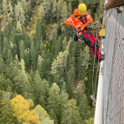 Montage am Seil an Brücke