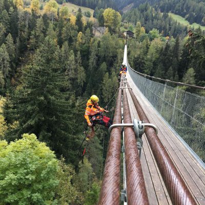 Seilarbeiter an Hängebrücke