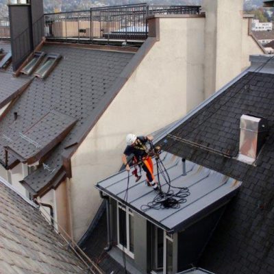 Arbeiter Seilt sich vom Dach ab