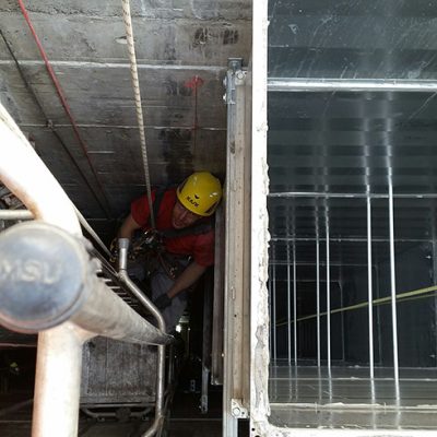 Industriekletterer montiert Brandschutz in Kamin